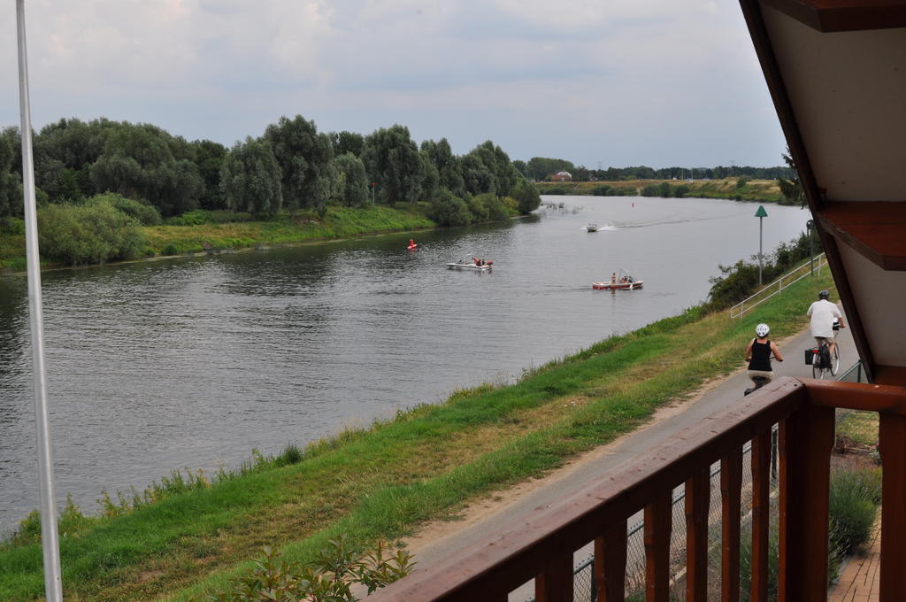 Thuiskomen, Genieten Aan Het Water Maaseik Camera foto